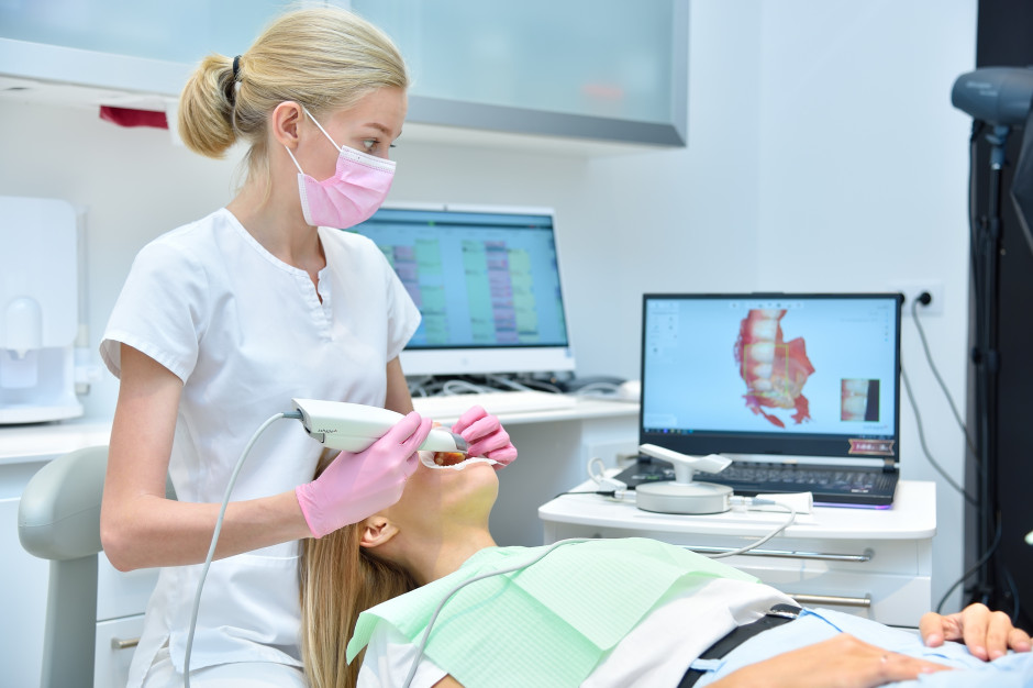 Zaświadczenia dokumentujące kwalifikacje zawodowe lekarzy dentystów Fot. AdobeStock Zaświadczenia dokumentujące kwalifikacje zawodowe lekarzy dentystów Fot. AdobeStock