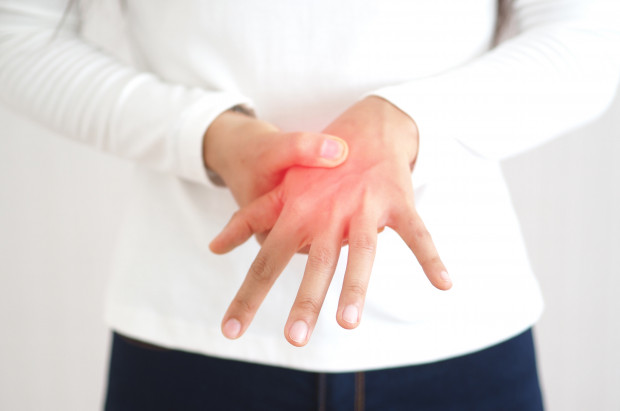 Zespół cieśni nadgarstka doskwiera dentystom Fot. AdobeStock Zespół cieśni nadgarstka. Choroba zawodowa dentystów. Jak skutecznie leczyć