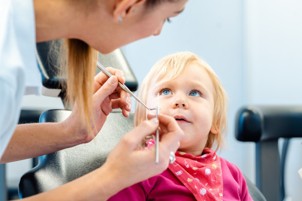 Dziecko niewspółpracujące to dodatkowy koszt po stronie dentysty Fot. AdobeStock Za dziecko niewspółpracujące trzeba więcej zapłacić. Rodzice oburzeni, czy słusznie?