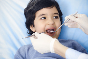 Sczerniałe zęby dziecka pod wpływem lapisowania. Jak ten zabieg oceniają rodzice