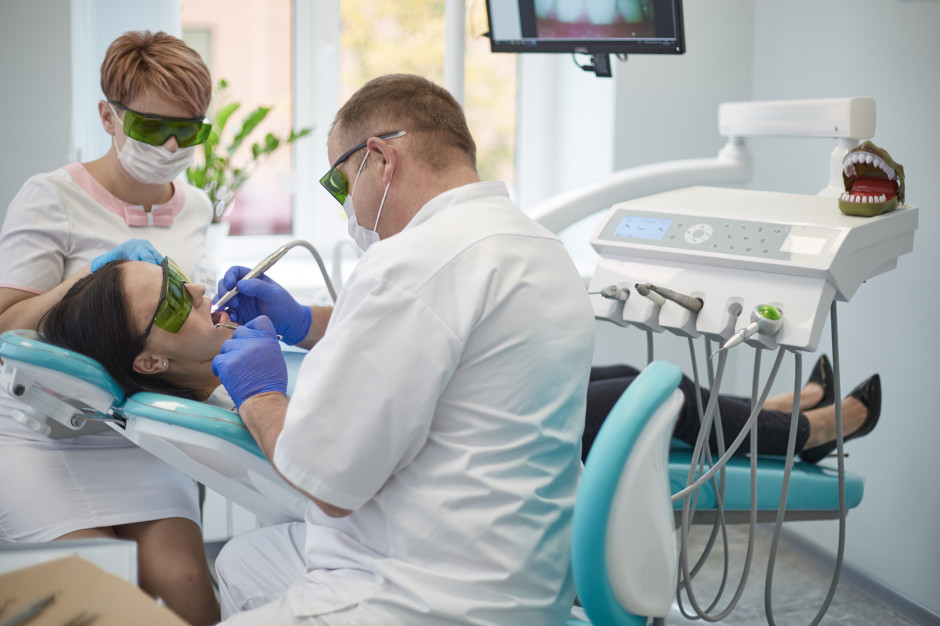 Dentysta we Francji nie zarabia najlepiej w branży medycznej Fot. AdobeStock