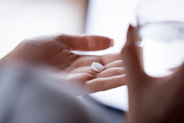 Paracetamol czy ibuprofen na ból poekstrakcyjny? Fot. Shutterstock Skuteczna walka z bólem po usunięciu zęba. Dwa różne środki przeciwbólowe zamiast jednego