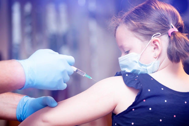 Szczepienie chroni dzieci 5-11-letnie przed zakażeniem Omikronem i ciężkim przebiegiem infekcji