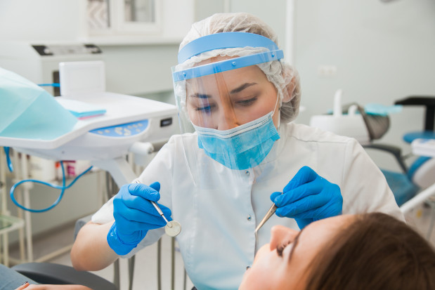 Dentystka walczy z ZUS o prawo do emerytury Fot. AdobeStock Kiedy lekarz pracuje w warunkach szczególnych. Wyrok Sądu Okręgowego w Lublinie