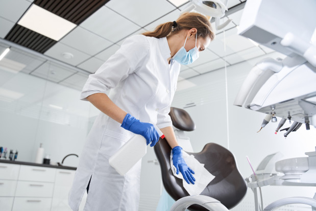 Leczenie stomatologiczne schodzi na dalszy plan wobec wysokich kosztów utrzymania Fot. Shutterstock Pacjenci nadal opuszczają wizyty u dentysty. Tak jak w szczycie pandemii COVID-19
