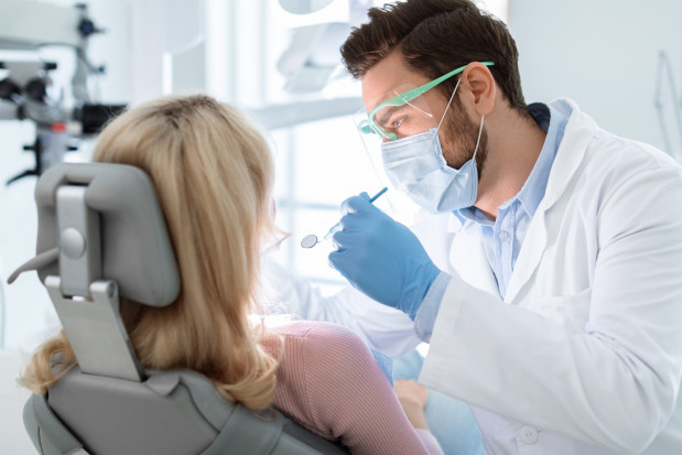 Nietolerancja na tytan grozi poważnym powikłaniem leczenia implantologicznego Fot. Shutterstock Uczulenie na tytan. Jak uniknąć niepowodzenia w leczeniu implantologicznym