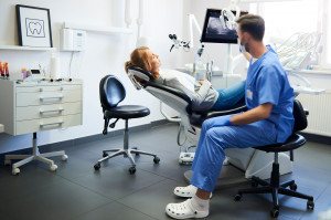 Cała prawda u dentysty Fot. AdobeStock Nie kłam dentyście, bo i tak zna całą prawdę. Trudne do ukrycia zwyczaje pacjentów