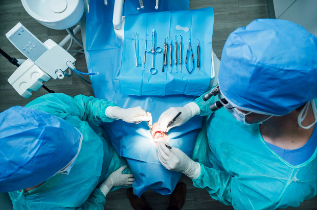 Lekarz chirurgiem stomatologicznym? Fot. AdobeStock Czy chirurgia stomatologiczna także dla lekarzy? Sąd Najwyższy nie ma wątpliwości