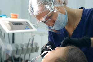 Życie bez kamienia nazębnego. Czy to możliwe? Ocena eksperta