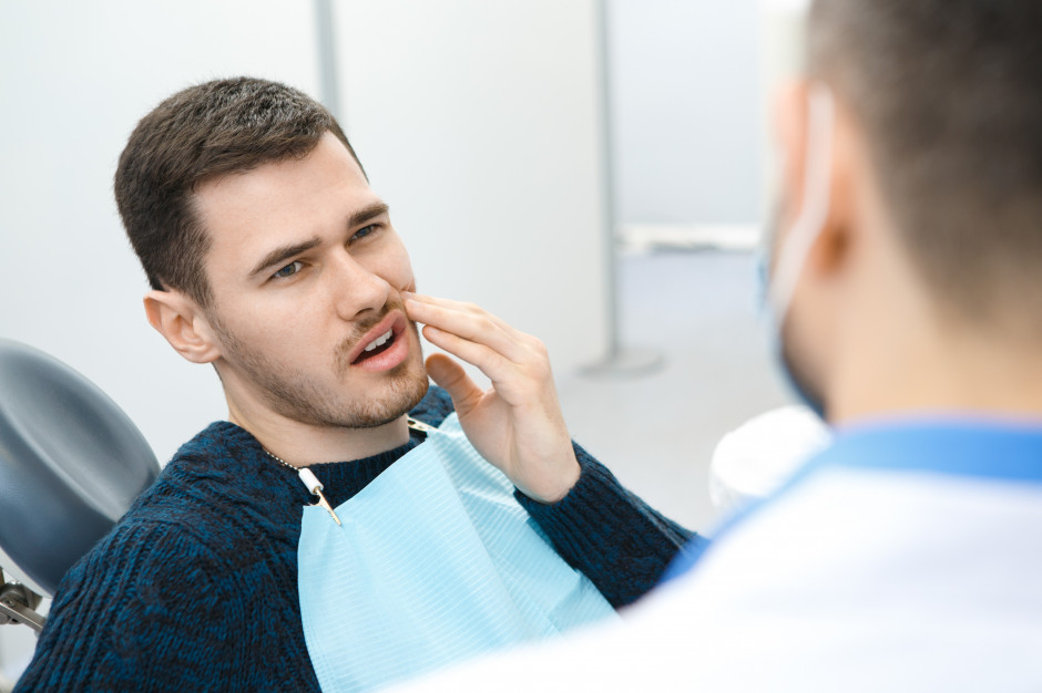 Identyfikowanie przyczyn ekstrakcji zębów stałych, badanie objęło ponad 5 tys. dentystów Fot. Shutterstock