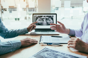 Proteza zębowa „na NFZ” i prywatnie, która lepsza? Pacjent zmienia zdanie i skarży dentystę