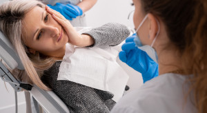 Ból zęba nie ustępuje po leczeniu u dentysty. Ekspert ostrzega: nie bagatelizuj objawów
