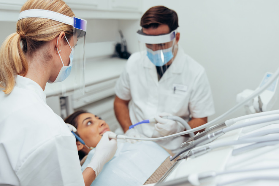Rażące zaniedbania dentysty doprowadziły do oszpecenia pacjentki Fot. Shutterstock
