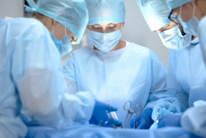 Liczba miejsc specjalizacyjnych a umorzenie kredytu na studia Fot. AdobeStock Mała liczba miejsc specjalizacyjnych uniemożliwia umorzenie kredytu na studia medyczne. MZ: nie ma takiej zależności