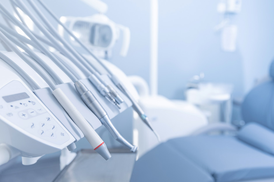 Nowoczesne ubytków próchnicowych polegają na usuwaniu jak najmniejszej ingerencji w tkanki zębaFot. Shutterstock