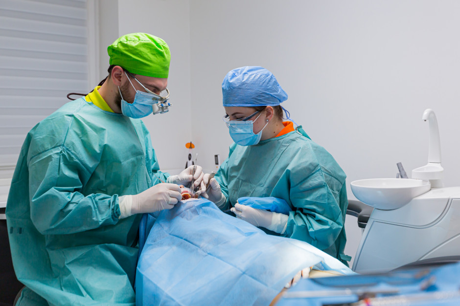 Wysoka skuteczność wspomaganego komputerowo wszczepiania implantów Fot. Shutterstock