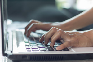 Negatywna opinia w Internecie podstawą do wytoczenia sprawy sądowej Fot. Shutterstock Próba zniesławienia dentysty w internecie. Sprawa w sądzie