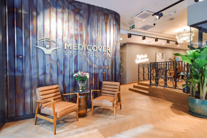 Medicover Stomatologia z centrum ortodoncji nakładkowej w konwencji salonu jubilerskiego