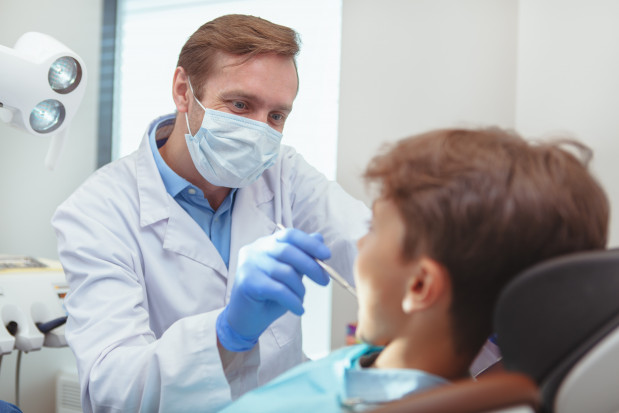 Możliwość podpisania kontraktu z NFZ na leczenie stomatologiczne Fot. AdobeStock Leczenie dzieci. NFZ poszukuje dentystów do szkolnych gabinetów