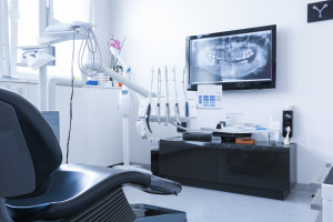Dentystka zaatakowana przez pacjenta z bronią w ręku Fot. AdobeStock Próba wymuszenia pomocy stomatologicznej przy pomocy pistoletu