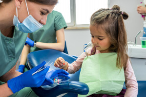 Lęk przed leczeniem stomatologicznym. Jak najskuteczniej odwrócić uwagę dziecka
