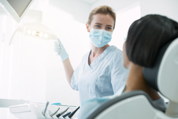 Konkursy na leczenie stomatologiczne w OW NFZ w Białymstoku Fot. AdobeStock Konkursy NFZ: protetyka, chirurgia stomatologiczna i periodontologia