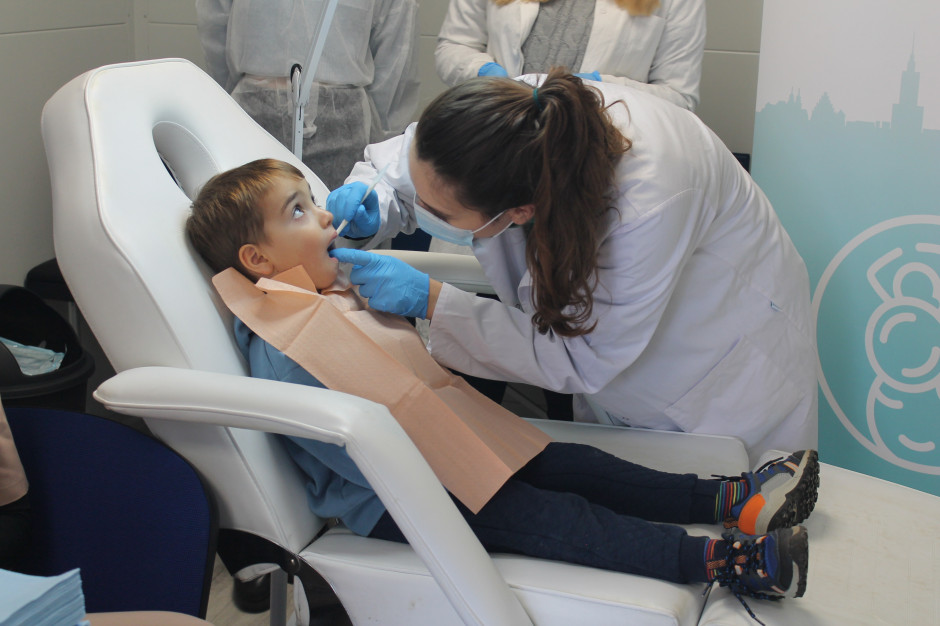 Studenci stomatologii WUM podczas akcji przeglądu jamy ustnej ukraińskich dzieci Studenci stomatologii WUM podczas akcji przeglądu jamy ustnej ukraińskich dzieci