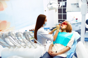 Laseroterapia. Jedno naświetlanie uwalnia od bólu po ekstrakcji