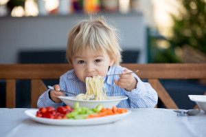 Niewłaściwa dieta w dzieciństwie. Przyczyną ekstrakcji ósemek?