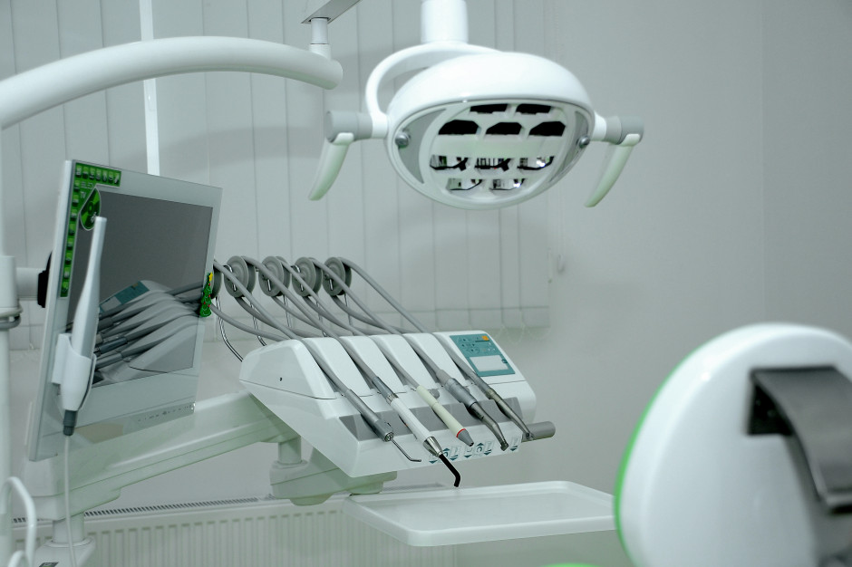 Kobieta przypadkowo połknęła wiertło dentystyczne Fot. AdobeStock Kobieta przypadkowo połknęła wiertło dentystyczne Fot. AdobeStock