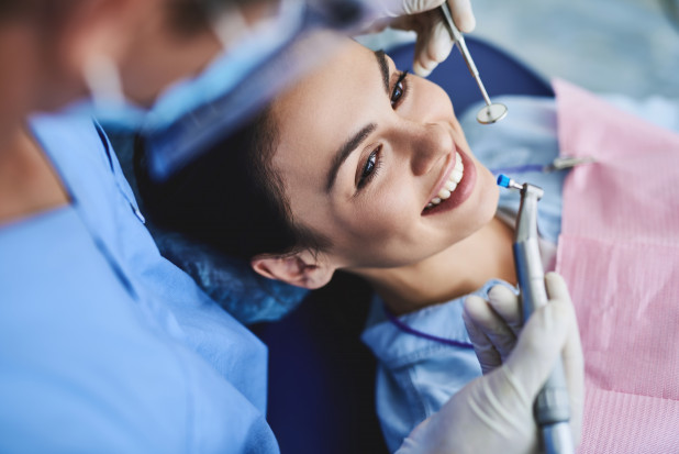 Te świadczenia przysługują za darmo u dentysty na NFZ. Lista jest długa Fot. AdobeStock Te świadczenia przysługują za darmo u dentysty na NFZ. Lista jest długa