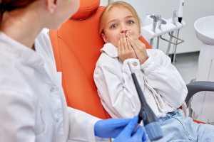 Strach przed dentystą. Rodzice przekazują dzieciom