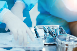 Pacjent oskarża dentystę o uszkodzenie zdrowego zęba. Ostatecznie musiał zapłacić 1,5 tys. zł