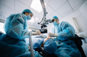 Powikłania po wszczepieniu implantów zdarzają się. Trzeba na nie reagować Fot. AdobeStock Dentysta wypisał receptę i stracił prawo wykonywania zawodu. Sąd Najwyższy wziął go w obronę
