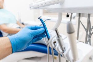 To najdroższe uczelnie kształcące dentystów. Za naukę płaci się po pół miliona dolarów