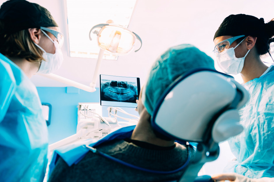 Dentystka po stażu. Zamiana etatu na firmę. ZUS protestuje Fot. AdobeStock Dentystka po stażu. Zamiana etatu na firmę. ZUS protestuje Fot. AdobeStock