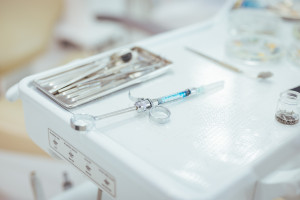 Kardiolog zmarł po zabiegu wszczepiania implantu zębowego. Dentysta stracił prawo wykonywania zawodu