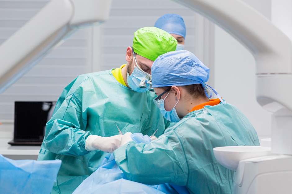 Brakuje skutecznej metody zapobiegania periimplantis, prowadzącego nawet do wypadania implantów Fot. Shutterstock Brakuje skutecznej metody zapobiegania periimplantis, prowadzącego nawet do wypadania implantów Fot. Shutterstock