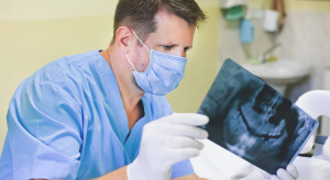 Rzadki przypadek zatrzymanych trzonowców. Kissing molars wykryte dzięki CBCT