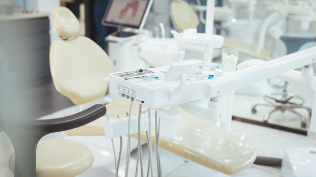 Ceny usług stomatologicznych wystrzeliły w górę Fot. Shutterstock Ceny u dentysty jeszcze wzrosną.