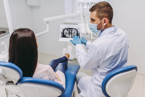 Dokładna diagnoza uzębienia może ukazać szereg ukrytych problemów Fot. AdobeStock Niepróchnicowe ubytki w uzębieniu. Wczesna diagnostyka najważniejsza