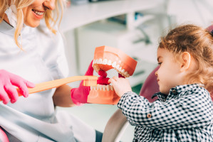 Diagnostyka i leczenie stomatologiczne, jak je usprawnić? Fot. AdobeStock Leczenie stomatologiczne dziecka bez obecności rodzica?