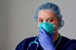 Lekarze skarżą się ból twarzy po noszeniu maseczek