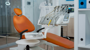 Dentyści nie chcą usuwać plomb z rtęcią na NFZ. Prywatnie kosztuje to nawet 500 zł