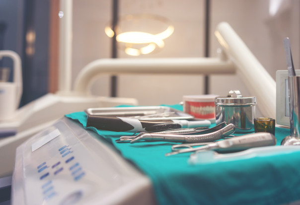 Badania naukowe trwałości prac protetycznych Fot. Shutterstock Proteza wyprodukowana w 3D czy tradycyjną metodą. Co jest trwalsze? Wyniki badań naukowych