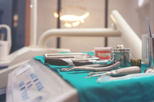 Proteza wyprodukowana w 3D czy tradycyjną metodą. Co jest trwalsze? Wyniki badań naukowych