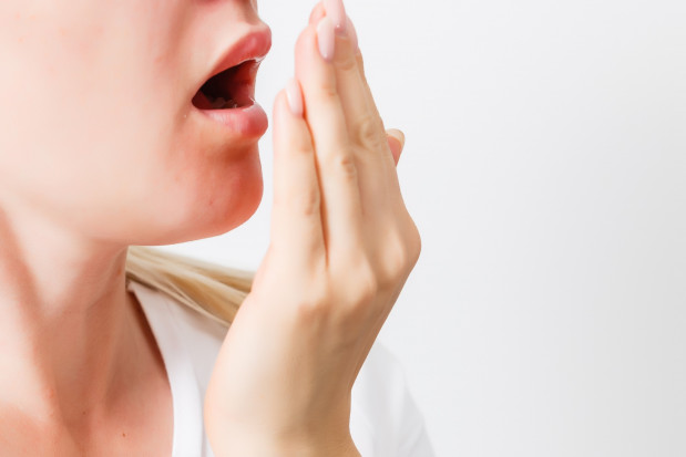 Halitoza może być skutkiem nieczyszczenia języka Fot. Shutterstock Mycie zębów może nie uchronić przed próchnicą