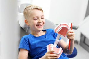 Dziecko w gabinecie stomatologicznym pod czujnym okiem międzynarodowych ekspertów  