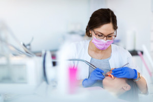 Koronawirus: nareszcie są wytyczne i zalecenia MZ dotyczące stomatologii