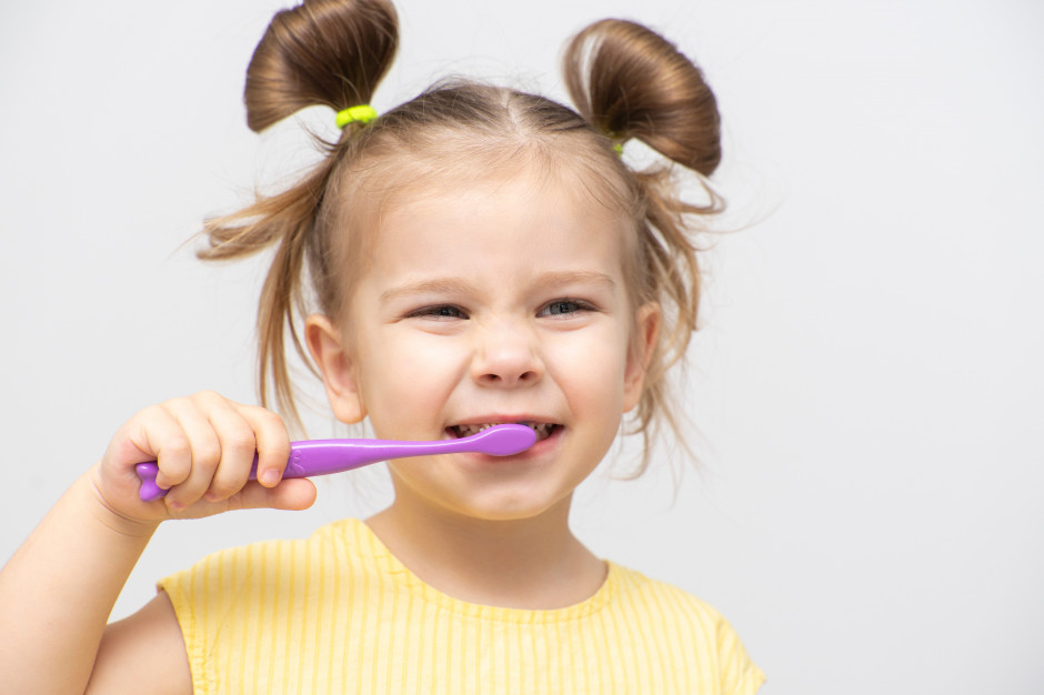 Fundacja Wiewiórki Julii uczy dzieci prawidłowo myć zęby Fot. Shutterstock